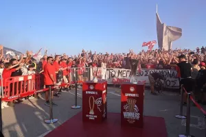 «Το μεγαλείο σου μοναδικό»: Κάηκε ο Βόλος για τις ευρωπαϊκές κούπες του Ολυμπιακού!