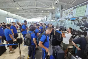Η αποστολή του ΑΠΟΕΛ στο αεροδρόμιο (Φώτος)