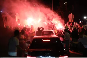 (Φώτος) Έφτασε και αποθεώθηκε από τους φίλους της ΑΕΚ ο Λαμέλα!