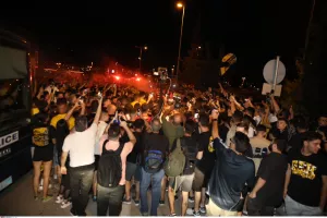 (Φώτος) Έφτασε και αποθεώθηκε από τους φίλους της ΑΕΚ ο Λαμέλα!