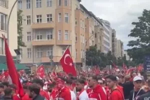 Διαλύθηκε πορεία τούρκων φιλάθλων οι οποίοι επεδείκνυαν τον χαιρετισμό των «Γκρίζων Λύκων»