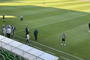 (ΦΩΤΟΣ Kerkida) Η άφιξη της ΑΕΚ στο Paksi Stadium