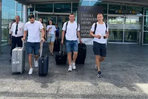 Τριπλή... άφιξη στη Λάρνακα! 