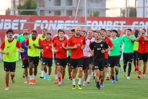 Η επίσημη πρώτη της Νέας Σαλαμίνας (Φώτος/βίντεο)