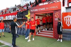 Η επίσημη πρώτη της Νέας Σαλαμίνας (Φώτος/βίντεο)