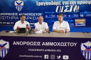 "Είναι δύσκολο, όλοι όσοι είναι εκτός των Συμβουλίων «πυροβολούν» τους μέσα"