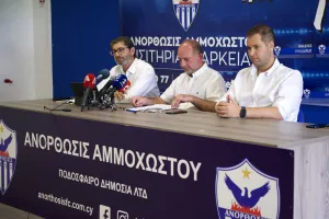 "Είναι δύσκολο, όλοι όσοι είναι εκτός των Συμβουλίων «πυροβολούν» τους μέσα"