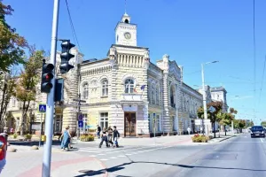 (Φώτος) Πήρε “πορτοκαλί” χρώμα το Κισινάου 