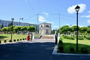 (Φώτος) Πήρε “πορτοκαλί” χρώμα το Κισινάου 