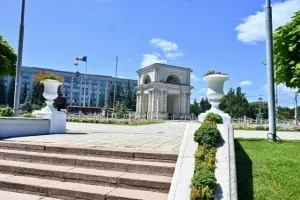 (Φώτος) Πήρε “πορτοκαλί” χρώμα το Κισινάου 