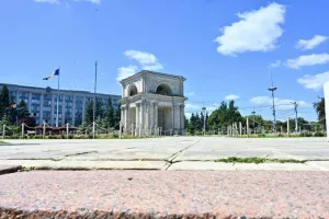 (Φώτος) Πήρε “πορτοκαλί” χρώμα το Κισινάου 