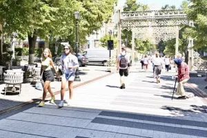 (Φώτος) Πήρε “πορτοκαλί” χρώμα το Κισινάου 