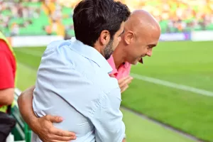 Ωραίο στο Zimbru Stadium/ Αγκαλιασμένοι στο γήπεδο Μαρτίν-  Γκαγιέγο