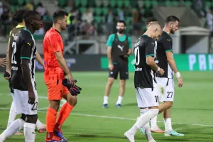 Είτε στα στόπερ, είτε δεξιά
