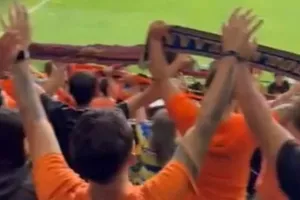 (Βίντεο) "Μ' ένα κασκόλ θα έρχομαι..."