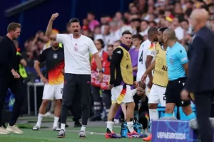 Bild: «Ντου του βοηθού του Νάγκελσμαν στα αποδυτήρια του Τέιλορ!»