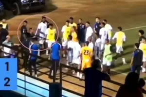 Σοκαριστικές εικόνες/Αστυνομικός πυροβόλησε στο πόδι ποδοσφαιριστή (Βίντεο)