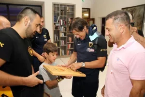 Οι οπαδοί της ΑΕΚ έδωσαν τιμητική πλακέτα στον Αλμέιδα (Φώτος)