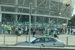 Έξω... απ' την "Groupama Arena"