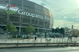 Έξω... απ' την "Groupama Arena"