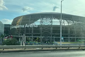 Έξω... απ' την "Groupama Arena"