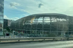 Έξω... απ' την "Groupama Arena"