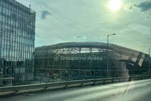 Έξω... απ' την "Groupama Arena"