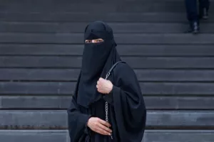 Το Νταγκεστάν απαγορεύει προσωρινά το νικάμπ μετά την αιματηρή επίθεση σε εκκλησίες και συναγωγές