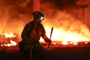 Η απρόβλεπτη και επικίνδυνη πυρκαγιά «Park Fire» έχει κάψει ήδη περιοχή μεγαλύτερη από το LA