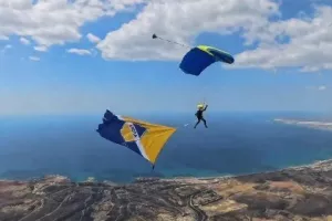 Στον ουρανό της Κύπρου η σημαία του ΑΠΟΕΛ (βίντεο)