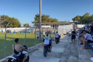 (ΒΙΝΤΕΟ kerkida) Mε τις μοτοσικλέτες στο γήπεδο οι Απολλωνίστες 