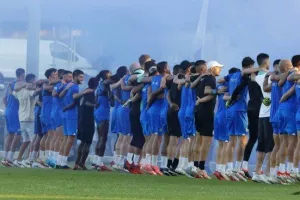 (ΒΙΝΤΕΟ/ΦΩΤΟΣ Kerkida) Οι παίκτες πήγαν στον κόσμο και τραγούδησαν μαζί 
