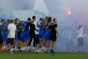 (ΒΙΝΤΕΟ/ΦΩΤΟΣ Kerkida) Οι παίκτες πήγαν στον κόσμο και τραγούδησαν μαζί 