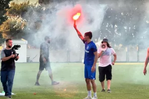 Πήρε φωτοβολίδα και… πήγε μπροστά στον κόσμο ο Βούρος  (Φώτος/Βίντεο Kerkida) 