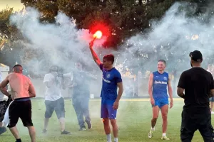 Πήρε φωτοβολίδα και… πήγε μπροστά στον κόσμο ο Βούρος  (Φώτος/Βίντεο Kerkida) 
