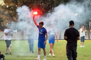Πήρε φωτοβολίδα και… πήγε μπροστά στον κόσμο ο Βούρος  (Φώτος/Βίντεο Kerkida) 