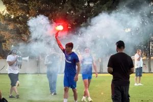 Πήρε φωτοβολίδα και… πήγε μπροστά στον κόσμο ο Βούρος  (Φώτος/Βίντεο Kerkida) 