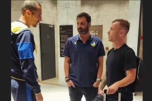 (Λεπτομέρεια) Η συμβολική υποδοχή από τον Πέτροβιτς