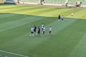 (ΦΩΤΟΣ Kerkida) Η άφιξη της ΑΕΚ στο Paksi Stadium