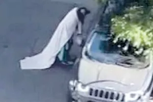 «Μασκοφόρος» με σεντόνι για μπέρτα και σαλιάρες στα μπράτσα τρομοκρατεί γειτονιά της Ρώμης