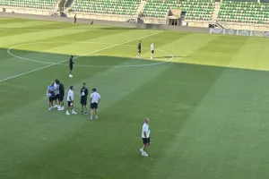 (ΦΩΤΟΣ Kerkida) Η άφιξη της ΑΕΚ στο Paksi Stadium