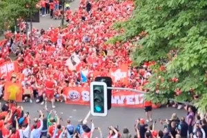 (Bίντεο) Το πάρτι των Ελβετών στους δρόμους του Ντίσελντορφ