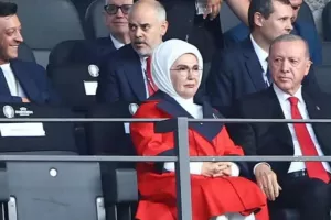(Βίντεο) Στα αποδυτήρια της εθνικής Τουρκίας ο Ερντογάν μετά τον αποκλεισμό