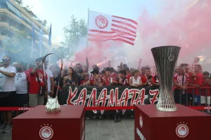 Ολυμπιακός: Η Καλαμάτα υποδέχθηκε με ενθουσιασμό τα ευρωπαϊκά τρόπαια