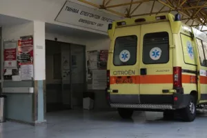 Απίστευτη τραγωδία: Τσούλησε το αυτοκίνητό του, παρέσυρε και σκότωσε τη μητέρα του
