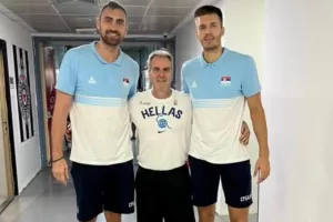 ΚΑΕ Ολυμπιακός: Φωτογραφία με Μιλουτίνοφ, Πετρούσεφ και Γκατζούλη