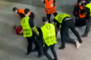 (BINTEO) Σεκιούριτι ξυλοκόπησαν εισβολέα κατά τη διάρκεια του Πορτογαλία - Σλοβενία