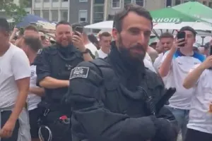 Καντάδα... στον σωσία του Σάουθγκεϊτ!