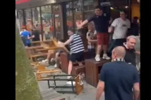 Τα έσπασαν όλα οι Ολλανδοί/ Επίθεση σε μπιραρία με Άγγλους (Βίντεο)