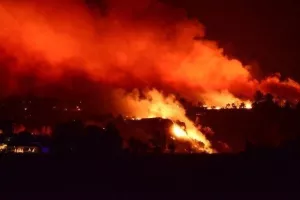 Κόλαση στην Καλιφόρνια-Χιλιάδες άνθρωποι εγκατέλειψαν τα σπίτια τους